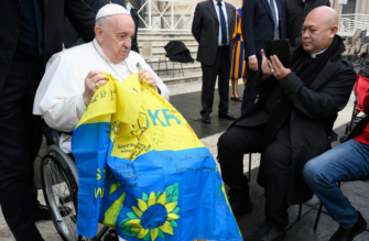 Папе Римскому украинские дети вручили флаг с автографами / Фото: Vatican News Папе Римскому вручили украинским флаг с автографами детей