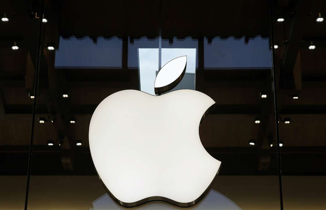 Логотип Apple в фирменном магазине