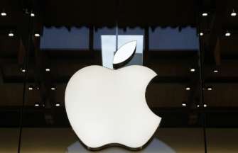 В Apple показали новый логотип/Фото: Getty Images Логотип Apple в фирменном магазине