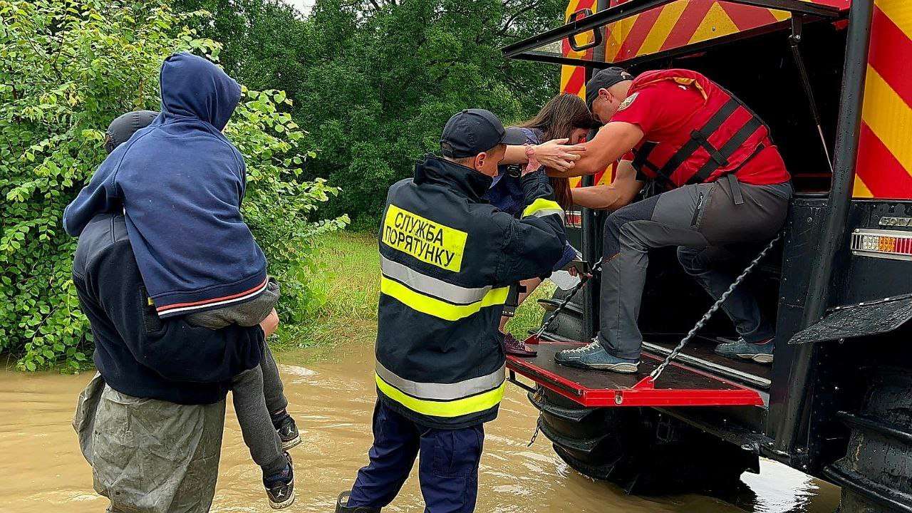 На Прикарпаття обрушилася негода / Фото: ДСНС На Прикарпаття обрушилася негода / Фото: ДСНС