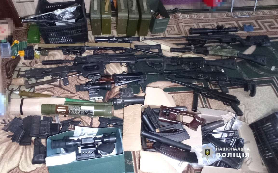 Поліція виявила черговий склад зі зброєю / Фото: t.me/UA_National_Police Поліція виявила черговий склад зі зброєю / Фото: t.me/UA_National_Police