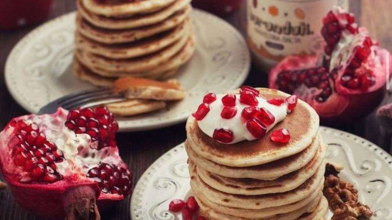 Вкуснятина к чаю: нежные панкейки с арахисовой пастой и медом. Видеорецепт