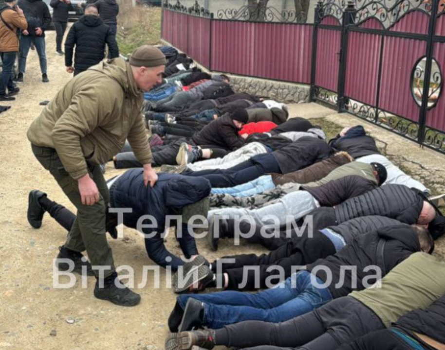 Реакция Жорина и Андрющенко на ситуацию с уклонистами возле Румынии. Фото: Виталий Глагола 34 уклониста румуния бус