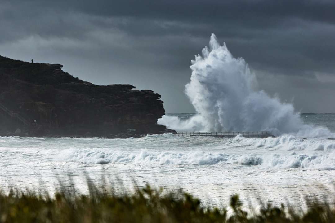 Из-за извержения вулкана под воду ушел почти весь остров/Фото: Lee Hulsman/Getty Images Один из островов Тонга ушел под воду из-за извержения вулкана