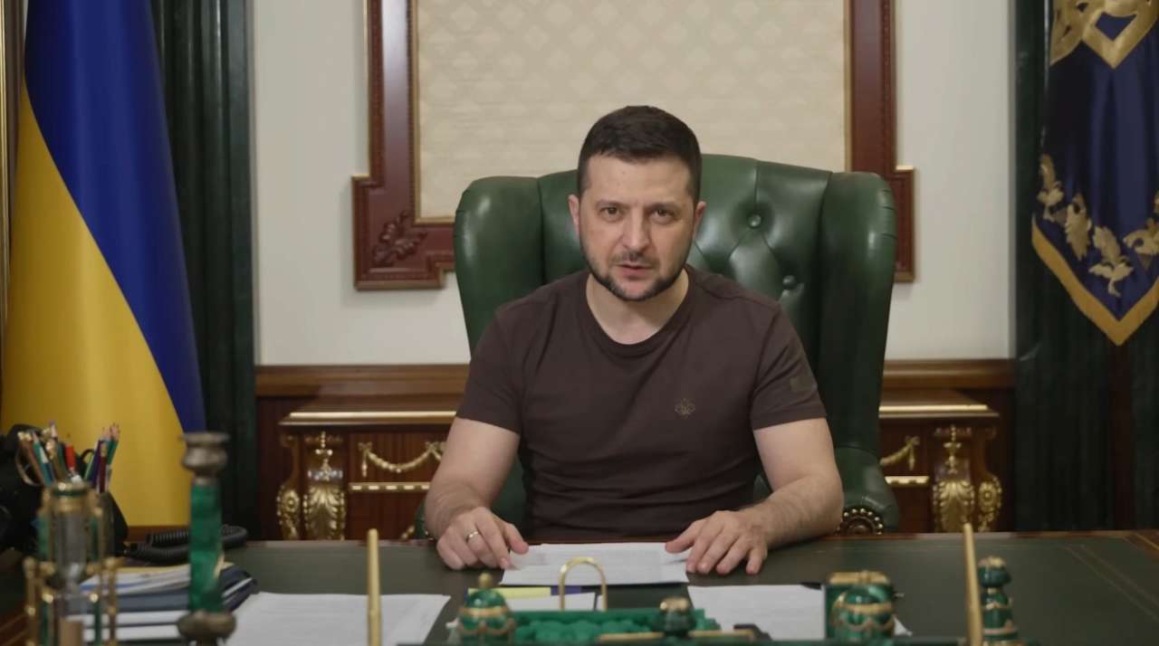 Зеленский анонсировал выплату пенсий авансом в Украине. Фото: Скриншот по видеообращению В Украине начали выплачивать пенсии
