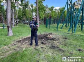 У Харкові окупанти обстріляли парк та стадіон/Фото: поліція та ДСНС У Харкові окупанти обстріляли парк та стадіон