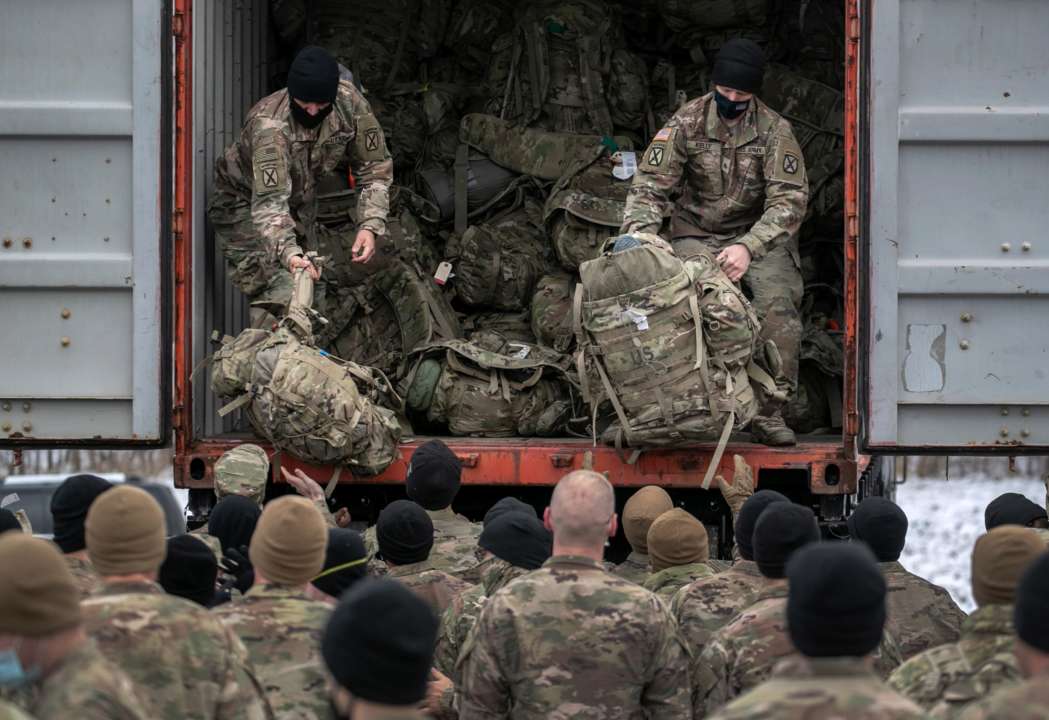 Військові сідають у вагон поїзда
