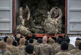 В Раду внесли законопроект о свободном перемещении военнообязанных/Фото: John Moore/Getty Images Военные садятся в вагон поезда