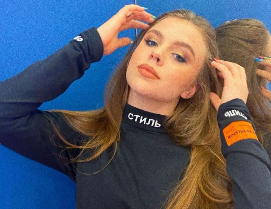 Злата Мітчелл ледь не засвітила пишні груди/Фото: instagram Злата