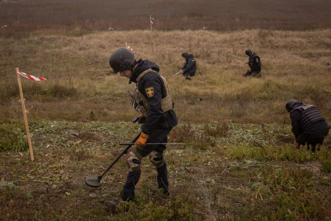 В Донецкой области во время разминирования подорвались спасатели/Фото: Getty Images В Донецкой области во время разминирования подорвались спасатели/Фото: Getty Images