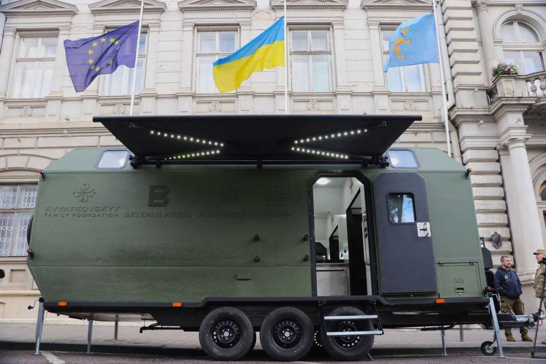 Львовщина передала военным 103 бригады мобильную баню/Фото: Максим Козицкий Львовская обасть передала военным 103 бригады мобильную баню