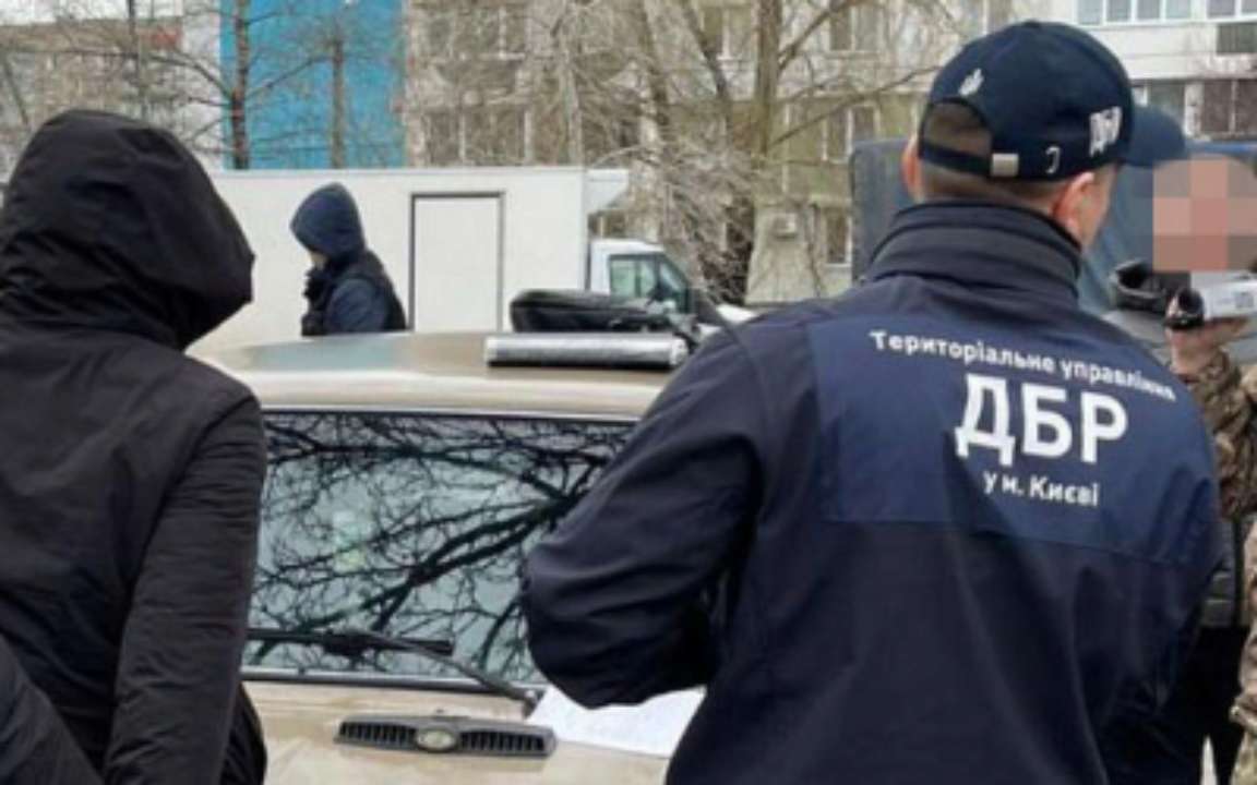 ГБР задержало правоохранителя в Черкассах, который за деньги "отмазывал" мужчину от военной службы "Отмазывал" знакомого от военной службы: в Черкассах задержали правоохранителя