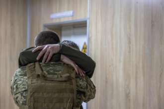 Не варто на це ображатися, бо маємо розуміти: хтось може сприйняти цей жест як жалість/Фото: EPA/UPG Зеленська: не всі військові готові до подяк