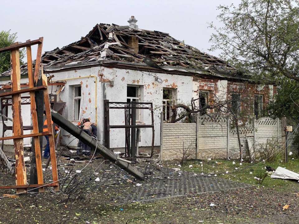 росіяни скинули КАБ на Дергачі: поранено 10 людей