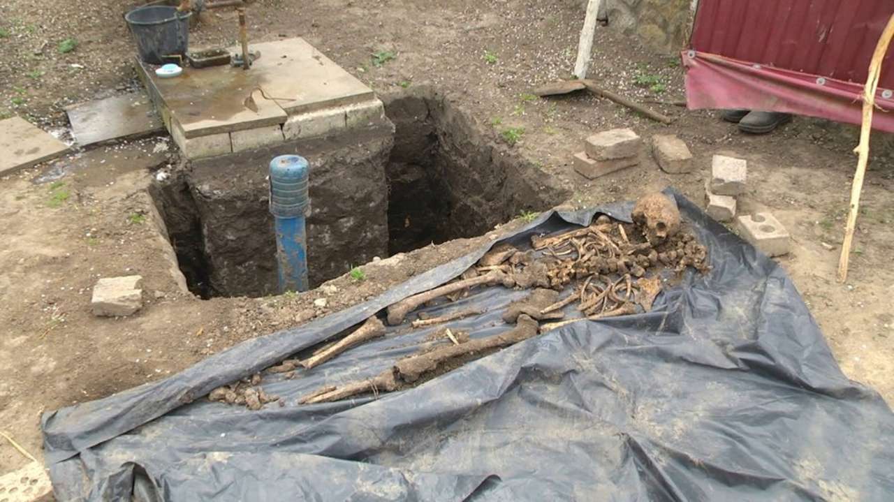 Несподівана знахідка: чоловік копав криницю та натрапив на скелет