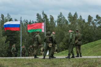 Россия проведет масштабные военные учения совместно с беларусью/Фото: Brendan Hoffman/Getty Images Россия проведет стратегические учения "Восток-2022" совместно с беларусью