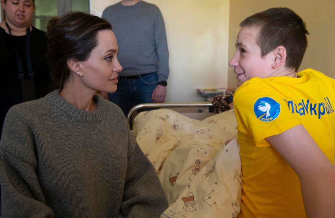 Анджеліна Джолі показала на багатомільйонну аудиторію, як українська дівчинка гралася уламком бомби