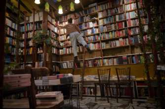 В Інституті книги заявили, що з українських бібліотек потрібно вилучити 100 мільйонів пропагандистських книжок/Фото: Kiran Ridley/Getty Images З українських бібліотек потрібно вилучити близько 100 мільйонів російських книжок