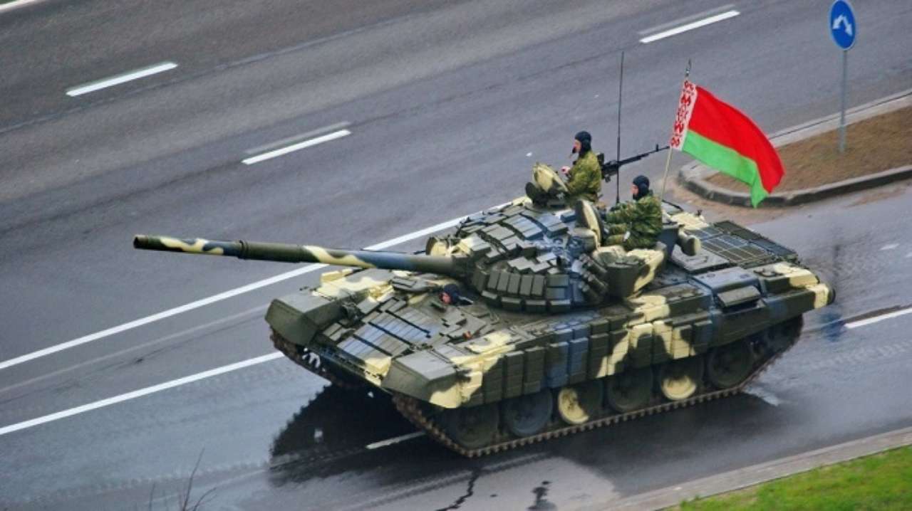 Белорусские солдаты во время демонстрации военной "мице" потеряли пушку Белорусские солдаты во время демонстрации военной "мице" потеряли пушку