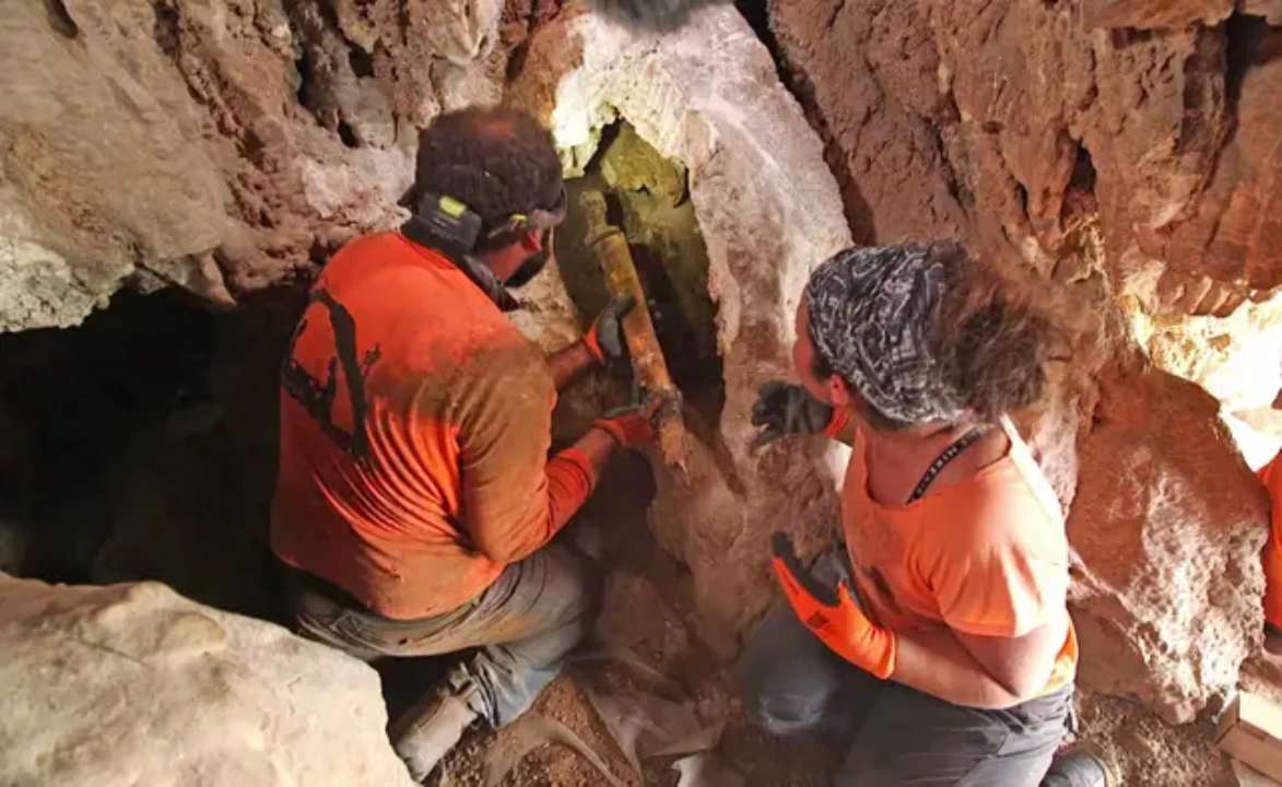 Дослідники витягують сховані римські мечі