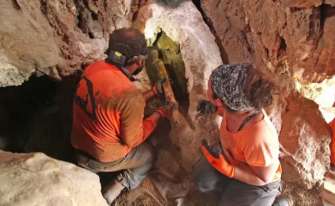В Ізраїлі знайшли унікальний сховок римських мечів/Фото: Emil Aladjem/Israel Antiquities Authority Дослідники витягують сховані римські мечі