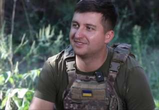 Скриншот с видео на Ютуб-канале "СтратКом ЗСУ / AFU StratCom" История военного, который сменил саксофон на пушку