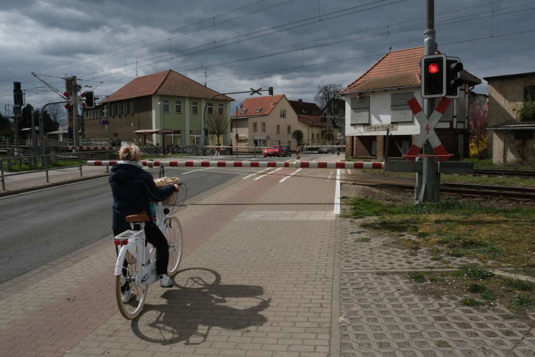 Коли автодорога та залізниця перетинаються, то настає спільна відповідальність за безпеку учасників руху/Фото: Getty Images Коли автодорога та залізниця перетинаються, то настає спільна відповідальність за безпеку учасників руху/Фото: Getty Images