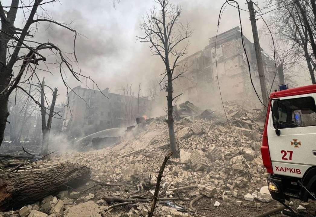 В Харькове из-под завалов достали тело ребенка: поисковые работы продолжаются/Фото: Игорь Терехов