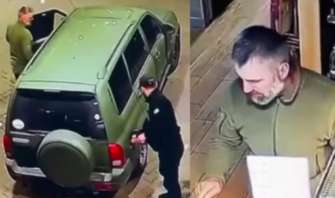 В автомобиле полицейских находился еще один человек. Скриншот видео растрел на винничине