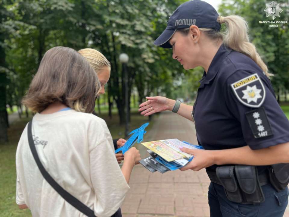 Патрульные полицейские в Киеве напомнили местным жителям и гостям столицы про форму современного рабства / Фото: t.me/kyivpatrol Патрульные полицейские в Киеве напомнили местным жителям и гостям столицы про форму современного рабства / Фото: t.me/kyivpatrol