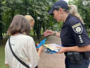Патрульные полицейские в Киеве напомнили местным жителям и гостям столицы про форму современного рабства / Фото: t.me/kyivpatrol Патрульные полицейские в Киеве напомнили местным жителям и гостям столицы про форму современного рабства / Фото: t.me/kyivpatrol
