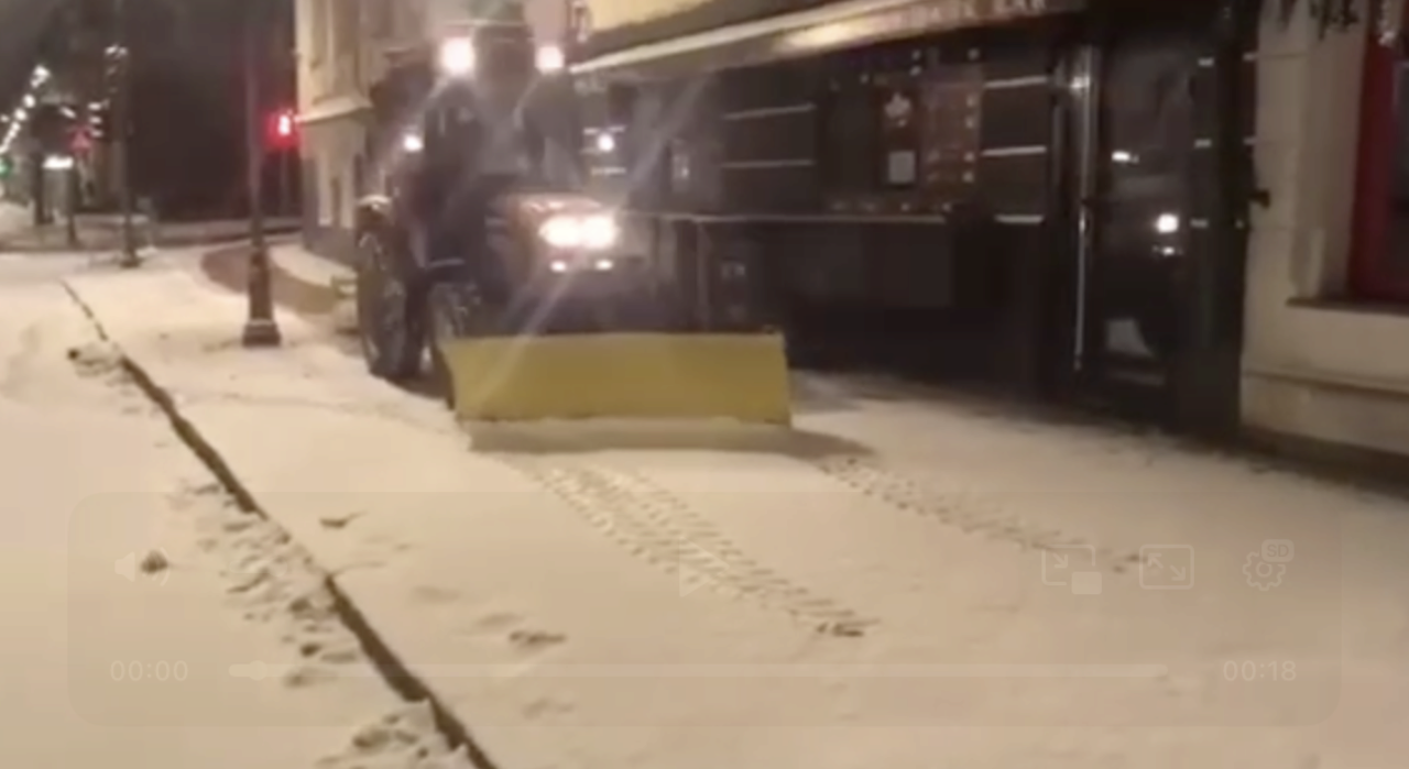 В столице продолжается расчистка дорог / Фото: Скриншот