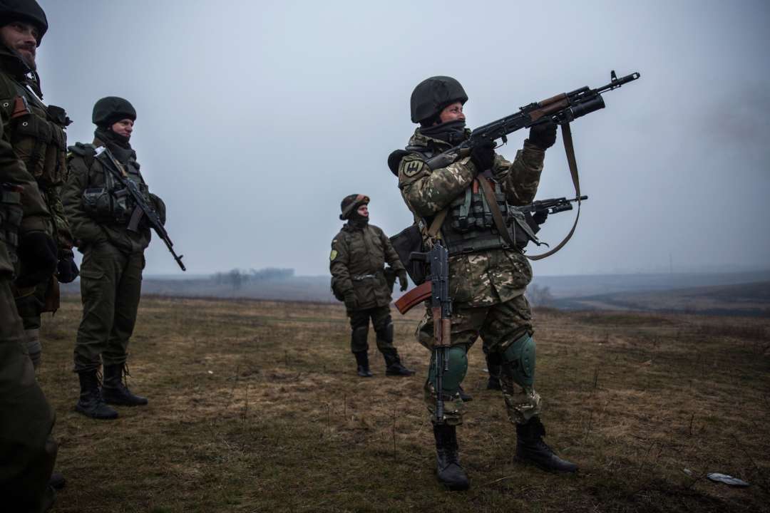 Украинские войска из батальона Донбасса тренируются со стрелковым оружием