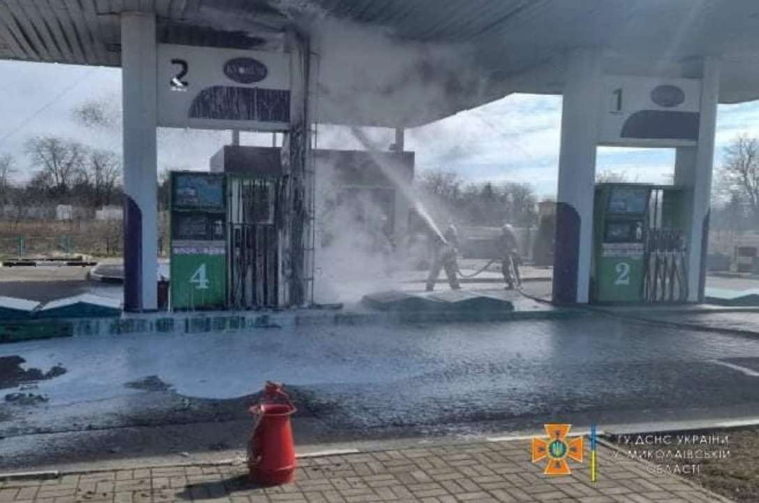 У Миколаєві спалахнула пожежа на АЗС/Фото: Facebook/Автор: ДСНС України АЗС