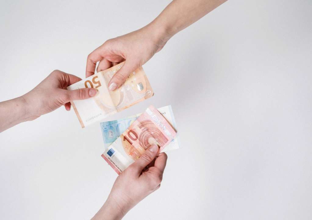 курс євро та долара на 22 квітня