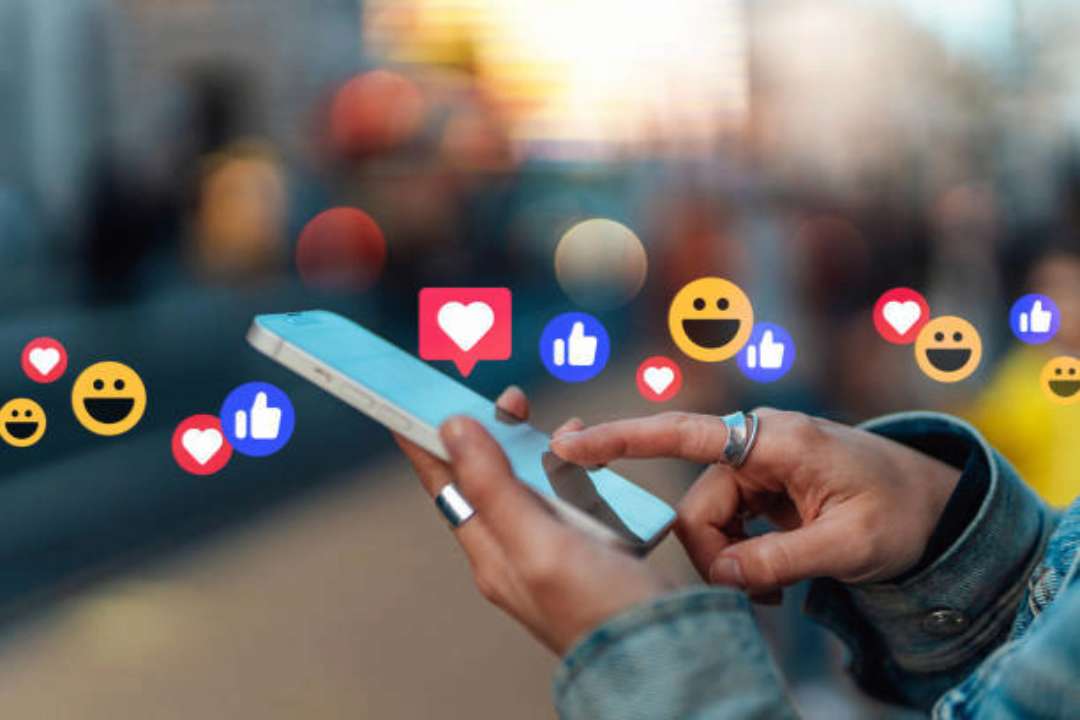Якою мовою найчастіше українці роблять публікації в Instagram, Twitter і Facebook — дослідження