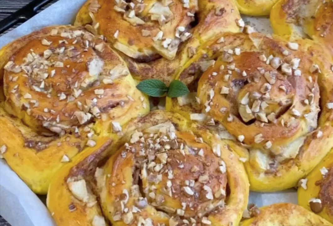 Пошаговый рецепт вкусных булочек с тыквой и яблоками / Фото: instagram.com/recepty_przepisy