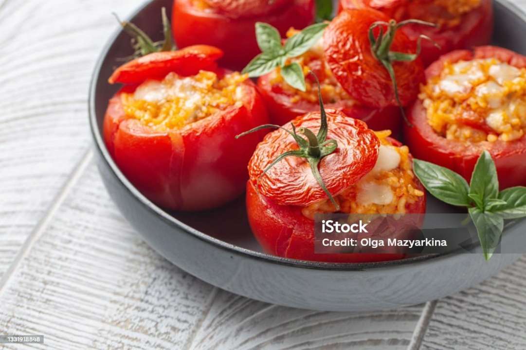 Запеченные помидоры, начиненные сыром и яйцом