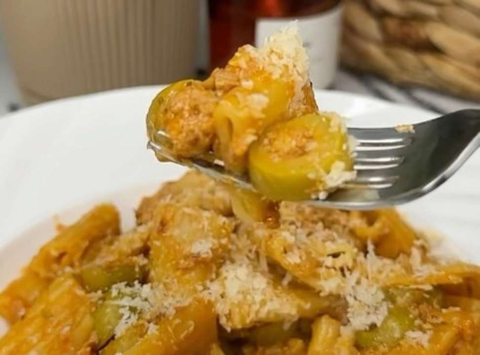 Видеорецепт пасты с тунцом и оливками / Фото: Instagram iriska_dimitrova Видеорецепт пасты с тунцом и оливками