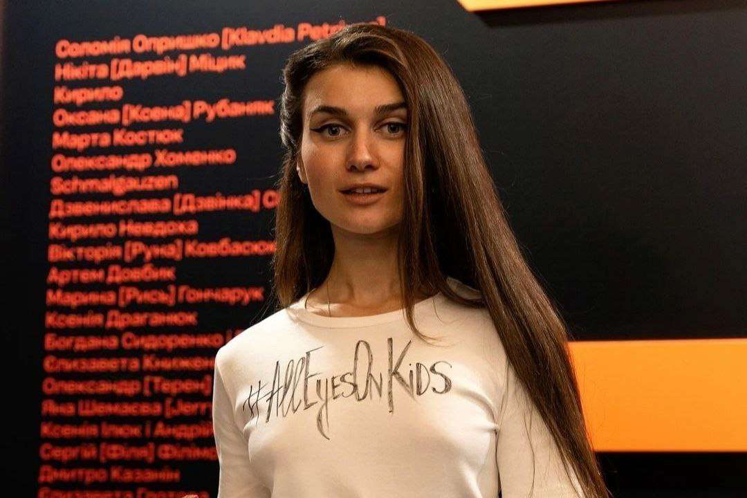 Jerry Heil заспівала біля обстріляного трансформатора / Фото: Instagram/thejerryheil Jerry Heil виконала пісню "Мрія" біля обстріляного трансформатора: символ незламності українців
