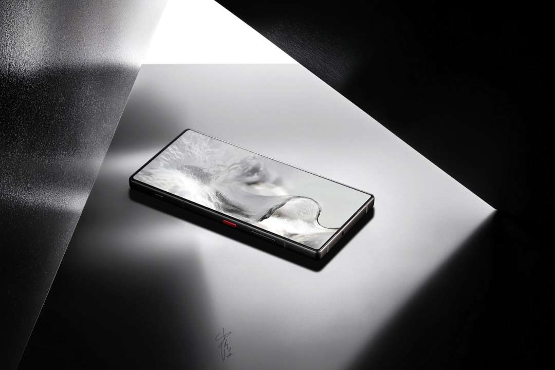 Представлено топовий смартфон nubia Z70 Ultra/Фото: nubia Топова основна камера й фронталка без вирізів та "брів": представлено nubia Z70 Ultra