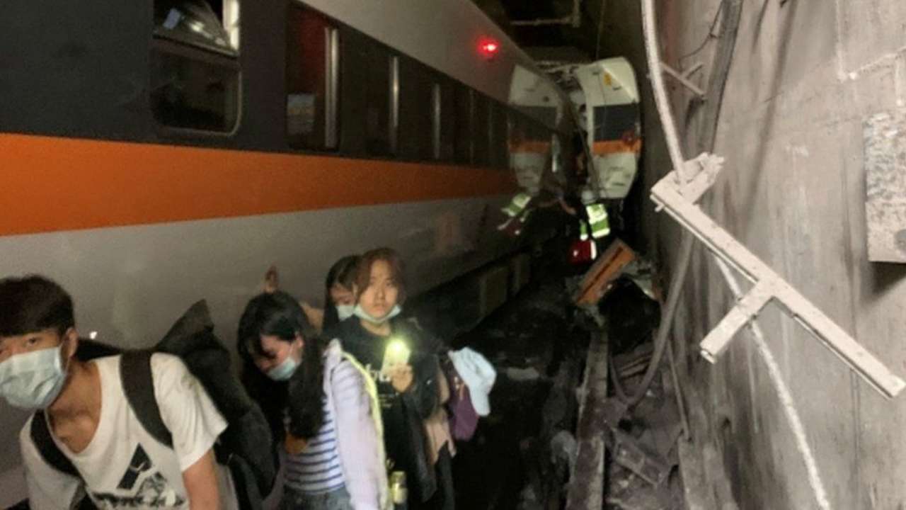 В Тайване с рельсов сошел пассажирский поезд