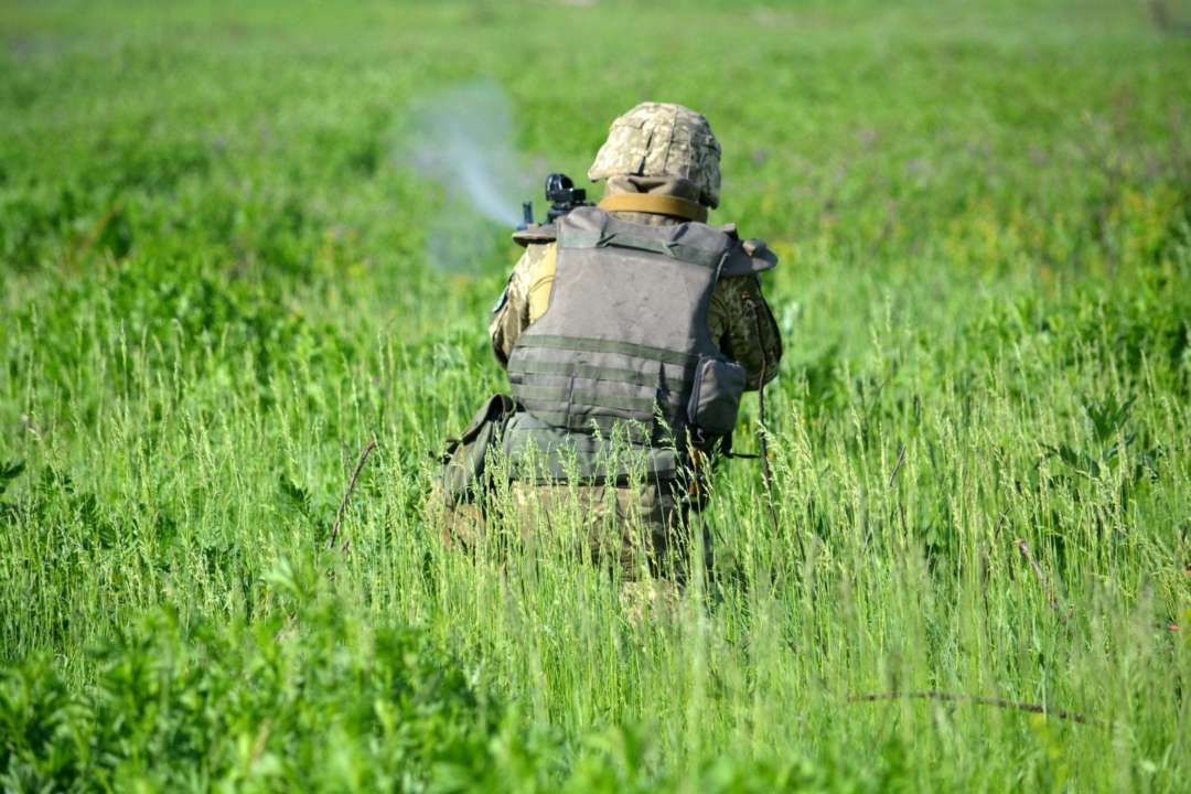 Фото: Операция объединенных сил (Facebook) Оккупанты на востоке ранили украинского военного