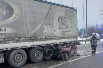 Фото: Поліція Києва У Київській області легковик врізався у вантажівку