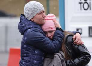 Окупанти обстріляли автобус із дітьми/Фото: Sean Gallup/Getty Images Російські загарбники обстріляли евакуаційний автобус з дітьми