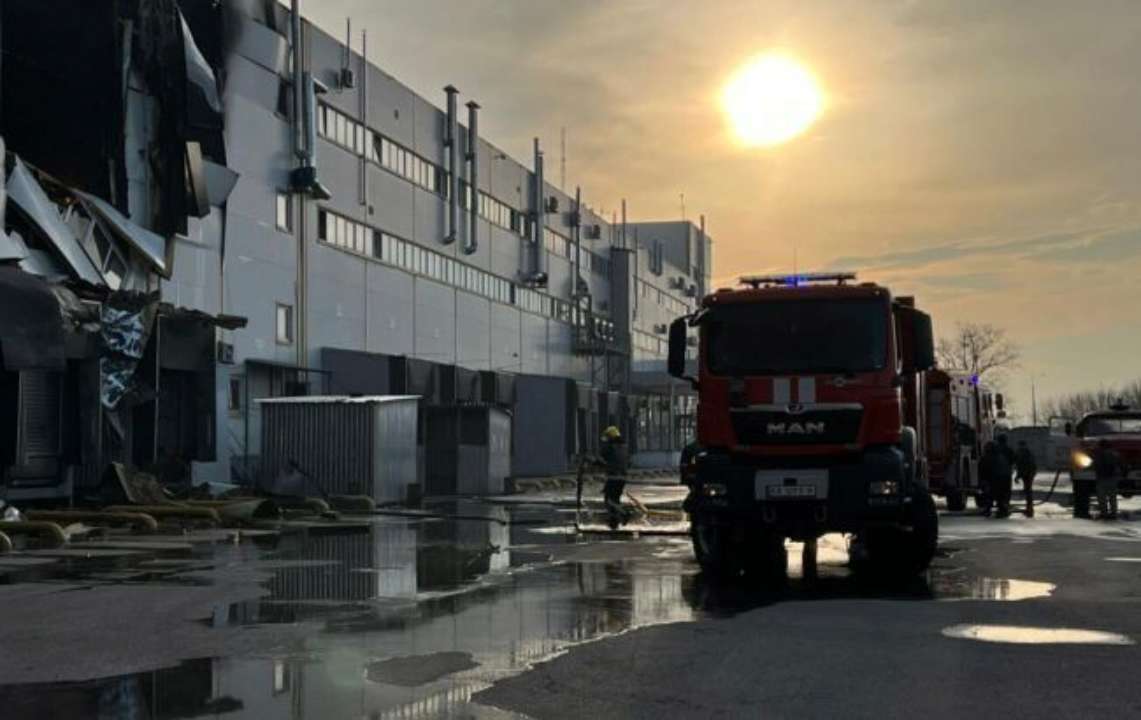 Террористы обстреляли склад в Киевской области/Фото: ГСЧС ГСЧС