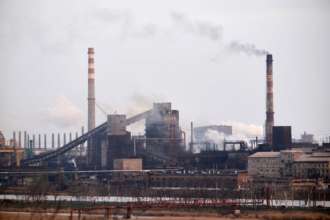 Після бомбардування шпиталю на "Азовсталі" кількість поранених зросла до 600 людей/Фото: Getty Images Завод