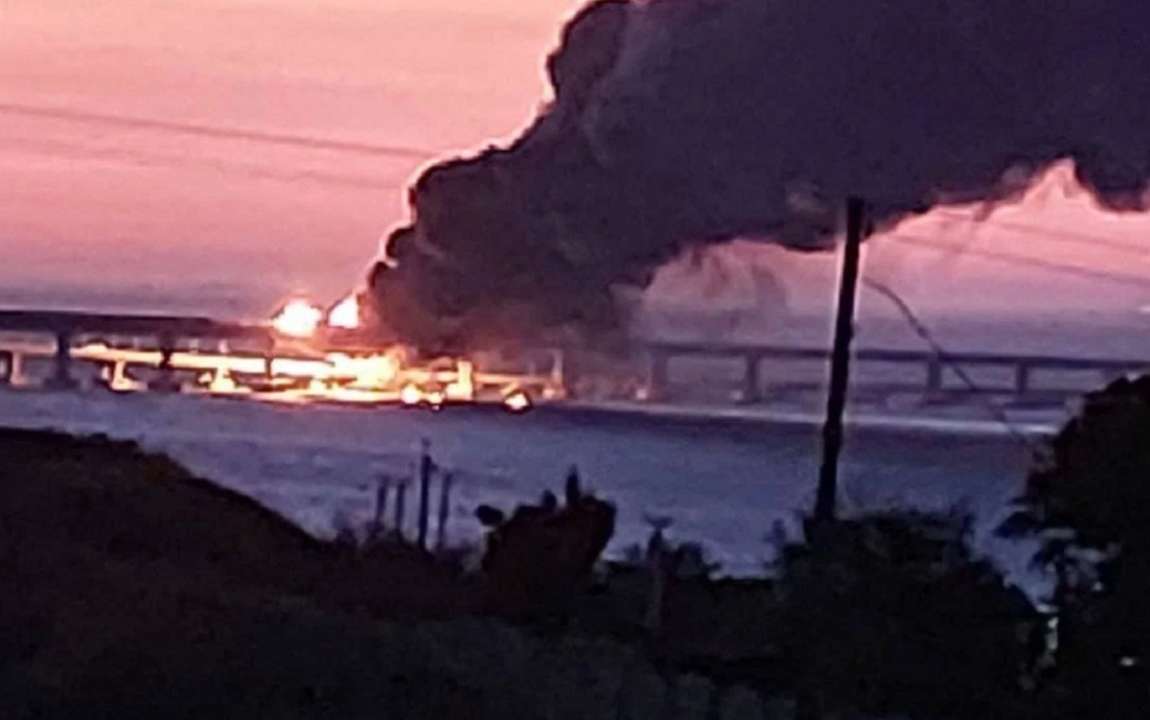 Пожежа на Кримському мосту: що відбувається і як відреагувала росія/Фото: соцмережі Пожежа на Кримському мосту: що відбувається і як відреагувала росія