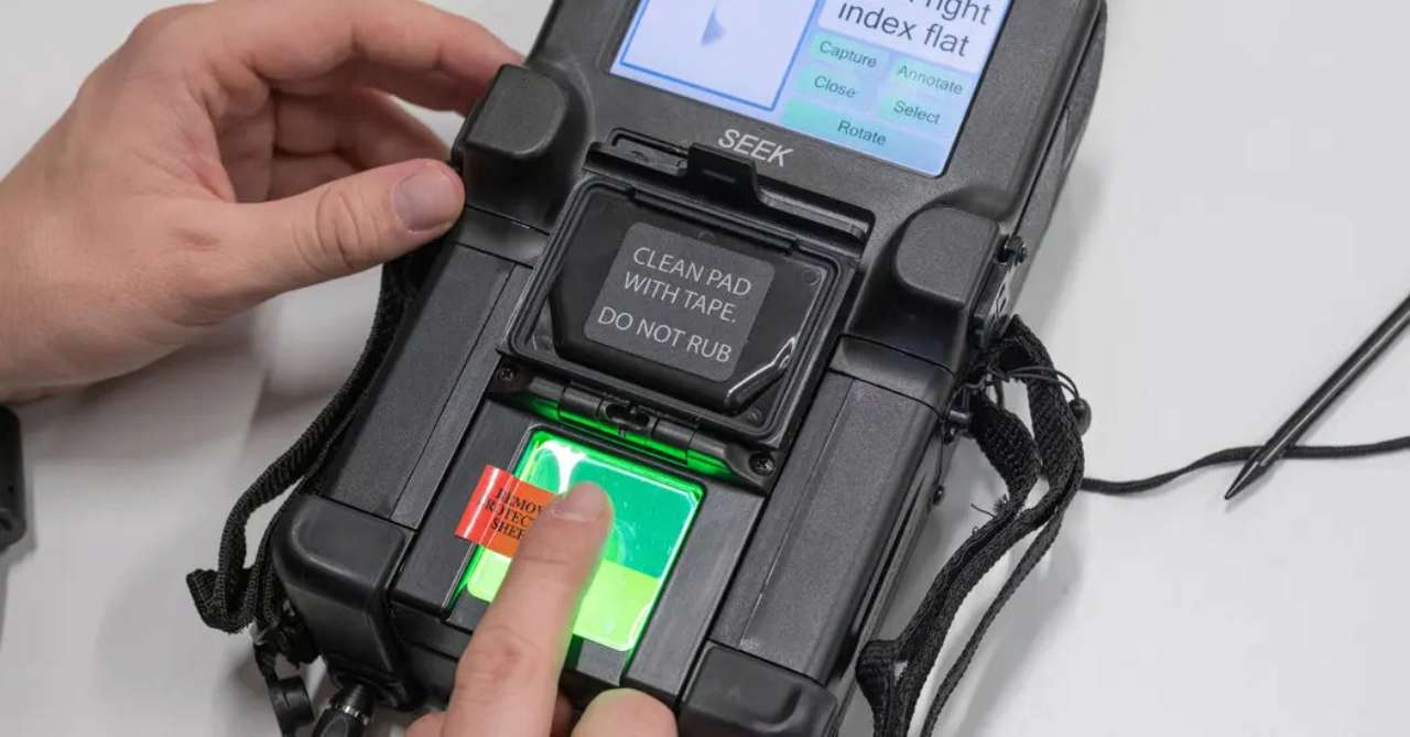 Устройство содержало персональные данные тысяч людей / Фото: arstechnica.com Сканер отпечатков