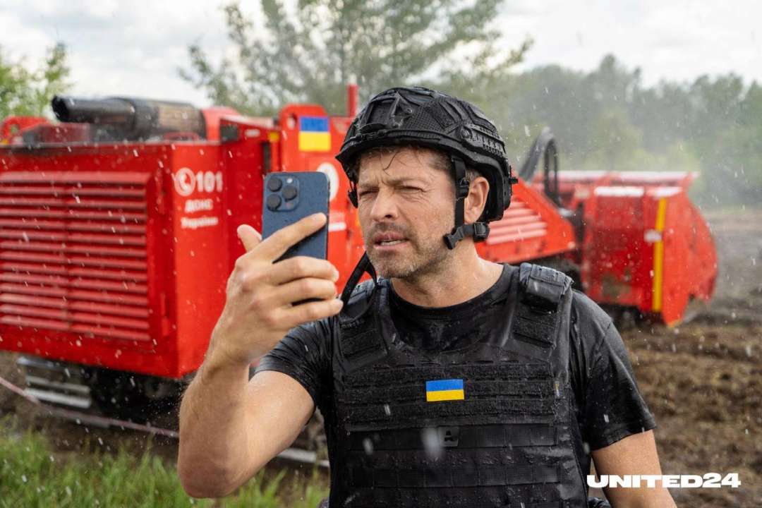Міша Коллінз та Даріус Мардер, ризикуючи життям, відвідали зону розмінування
